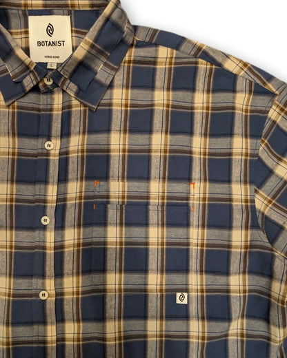 Checkered short-sleeved shirt (blue and white plaid)